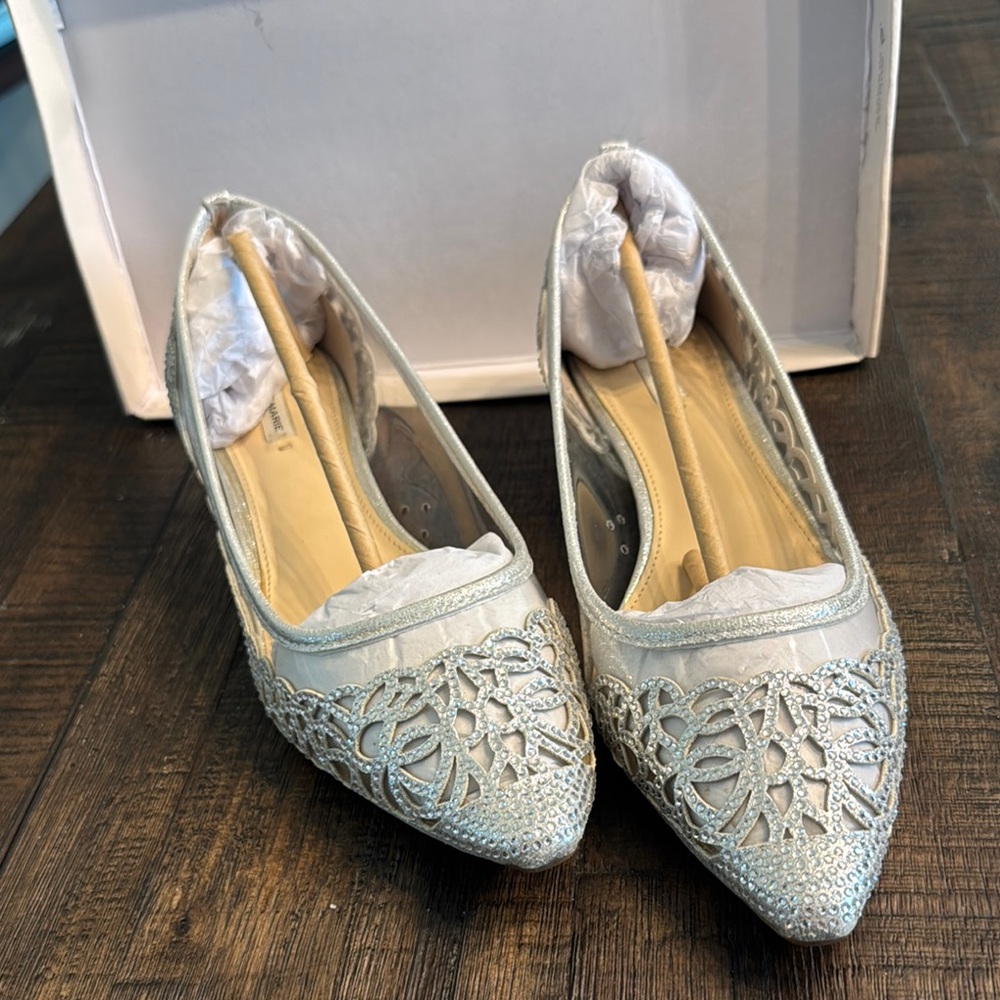 Elegant Silver Lace Women's Flats